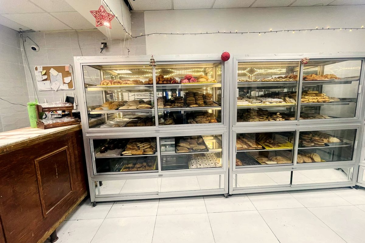 Interior de la panadería con las vitrinas llenas