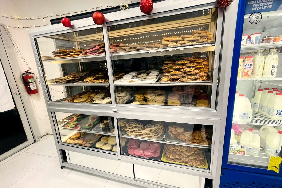 Mostrador de la panadería con pan surtido