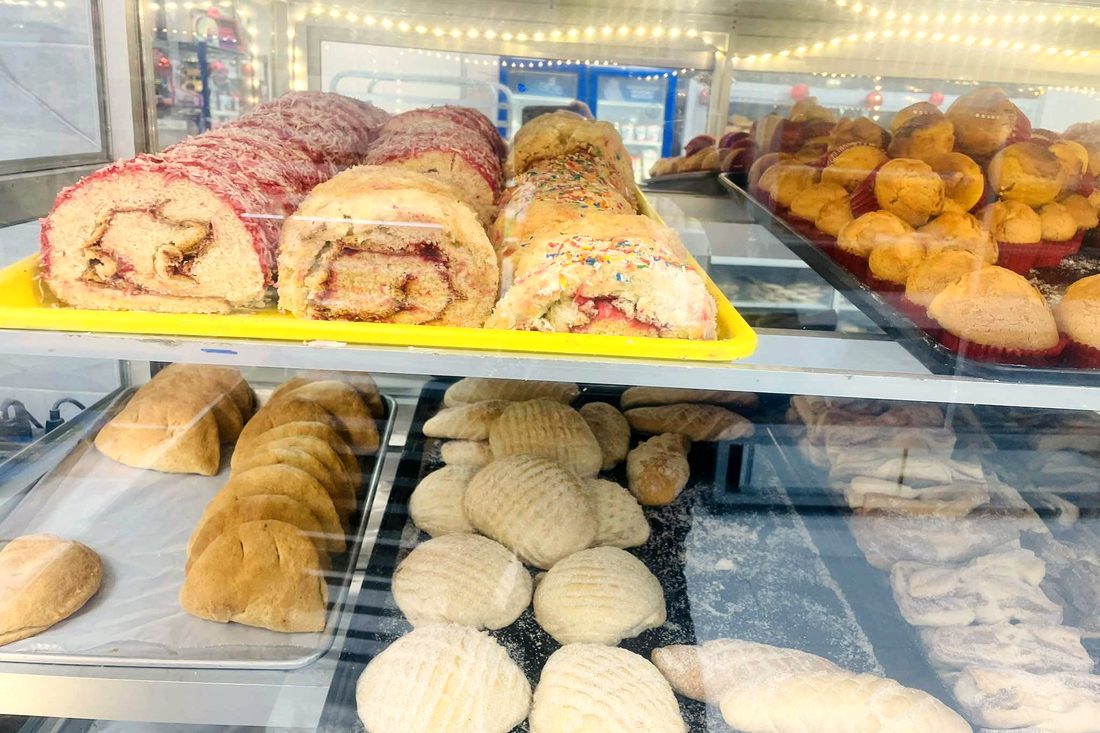 Vitrina de Panadería Victor's llena de pan recién hecho